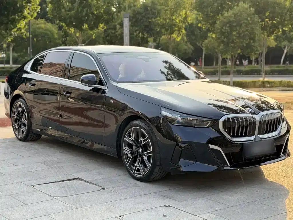 2024 BMW 5 Series 530Li Luxury M Sport Package — миниатюра 3
