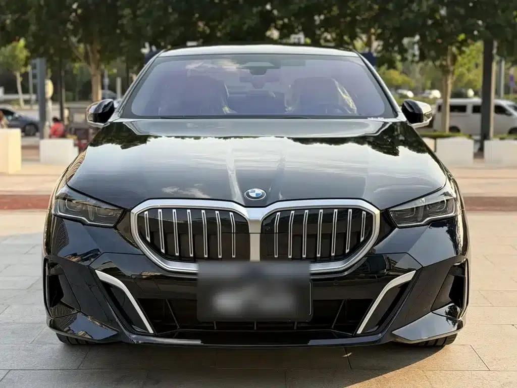 2024 BMW 5 Series 530Li Luxury M Sport Package — миниатюра 4