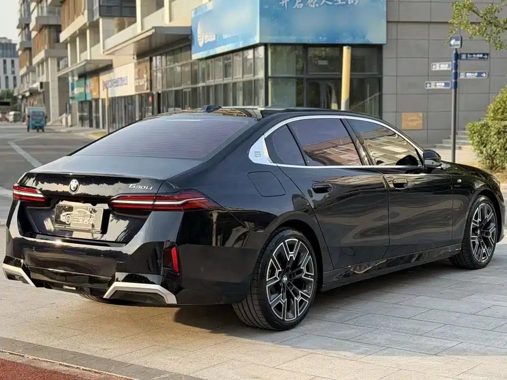 2024 BMW 5 Series 530Li Luxury M Sport Package — миниатюра 7