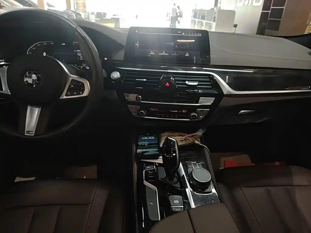 2020 BMW 5 Series 525Li M Sport Package — миниатюра 14