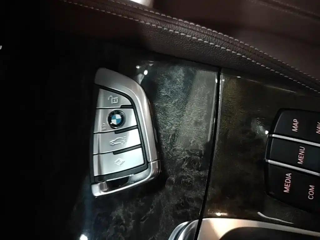 2020 BMW 5 Series 525Li M Sport Package — миниатюра 9