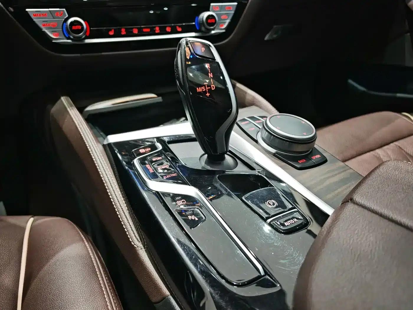 BMW 5 Series PHEV 2021 Facelift 535Le Luxury Package — миниатюра 12