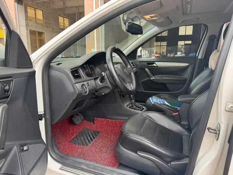 2013 Volkswagen Lavida Classic Facelift 1.6L Automatic Fashion Edition — миниатюра 8