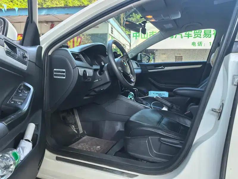 2015 Volkswagen Sagitar 1.6L Automatic Fashion Edition — миниатюра 8