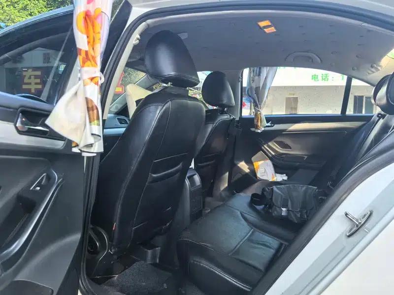 2015 Volkswagen Sagitar 1.6L Automatic Fashion Edition — миниатюра 9