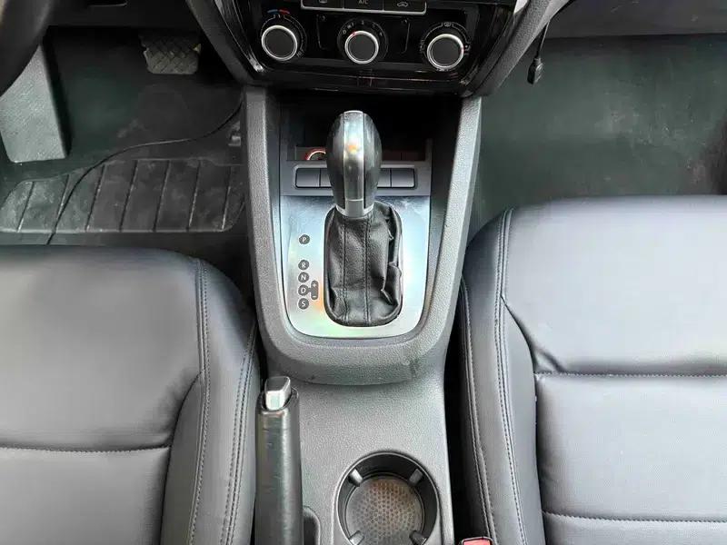 2014 Volkswagen Sagitar Facelift 1.6L Automatic Comfort Model — миниатюра 27