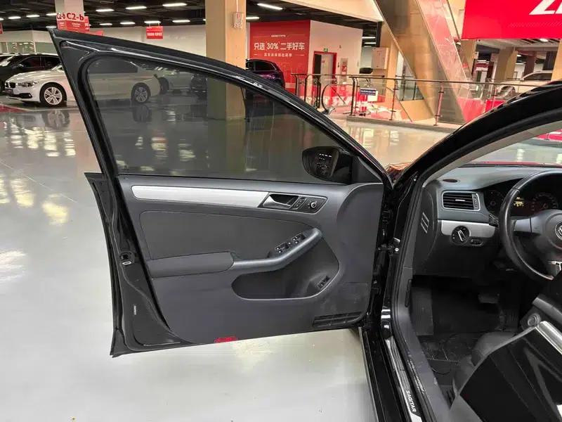 2014 Volkswagen Sagitar Facelift 1.6L Automatic Comfort Model — миниатюра 32