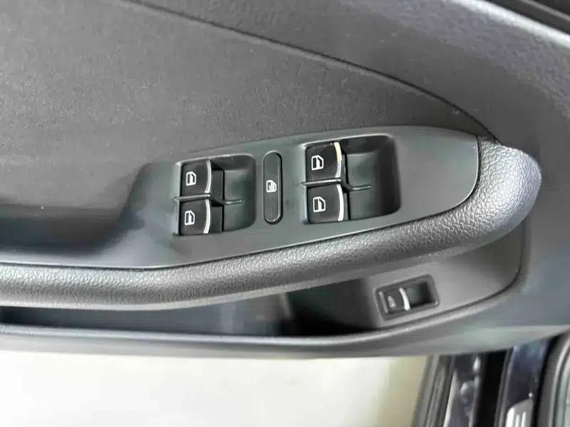 2014 Volkswagen Sagitar Facelift 1.6L Automatic Comfort Model — миниатюра 33