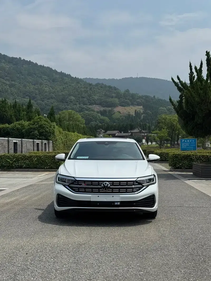 2023 Volkswagen Sagitar 300TSI DSG Super Edition — миниатюра 2