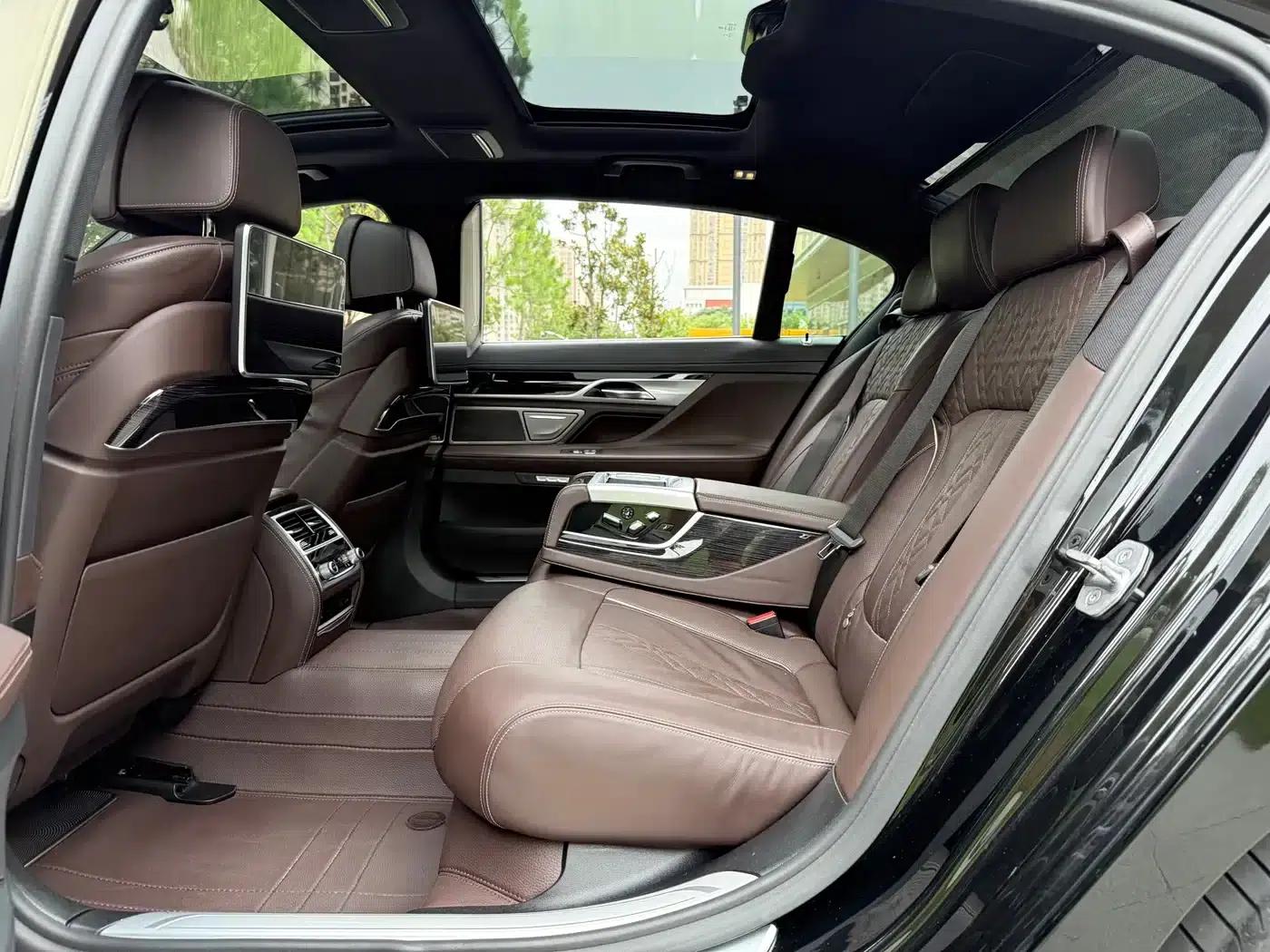 2018 BMW 7 Series 740Li Leading Edition M Sport Package — миниатюра 12