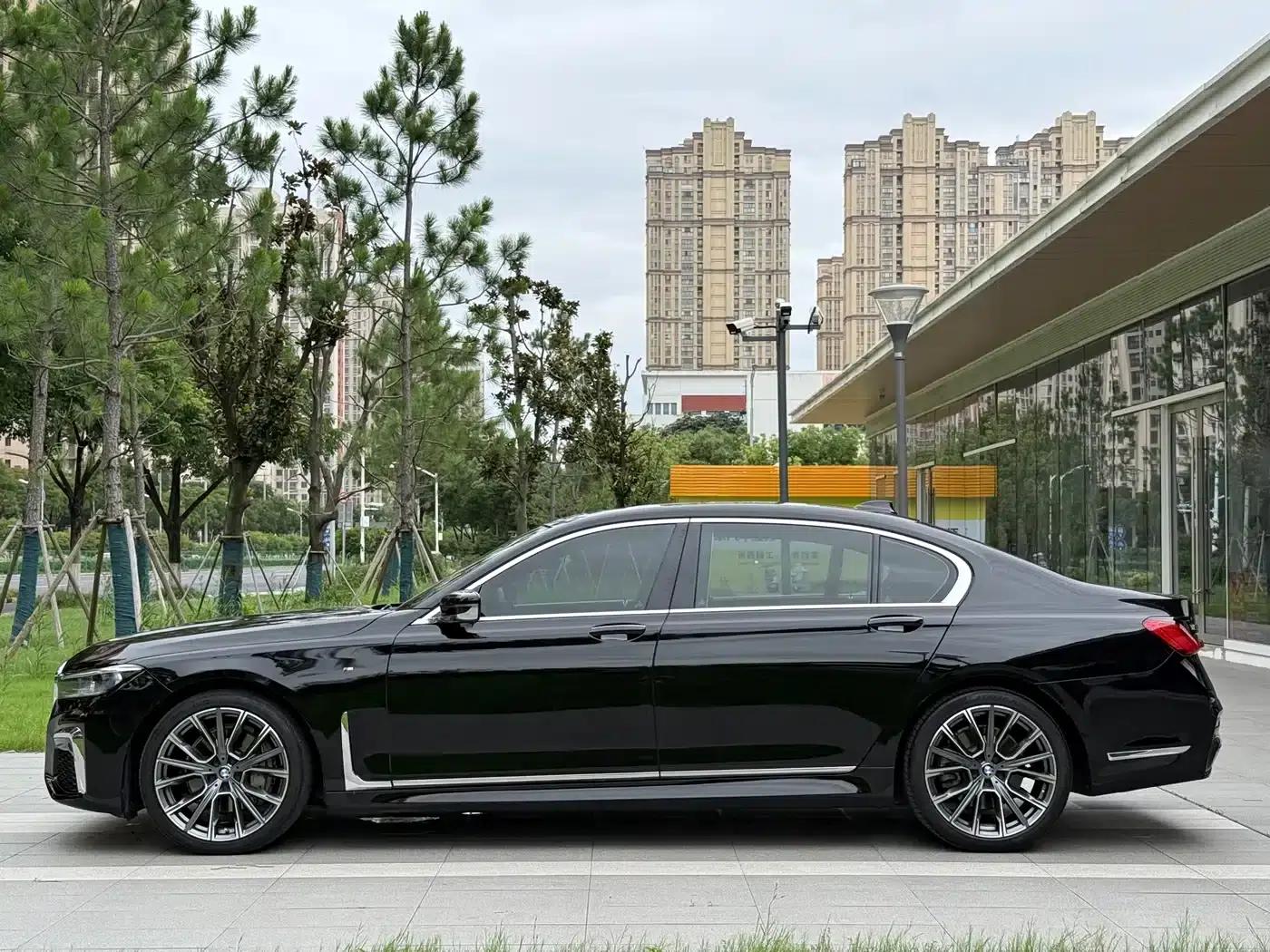 2018 BMW 7 Series 740Li Leading Edition M Sport Package — миниатюра 17
