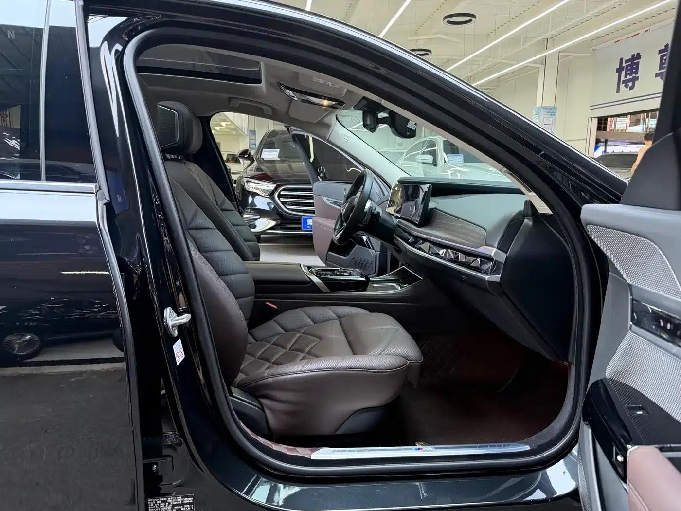 2023 BMW 7 Series 740Li Leading Edition M Sport Package — миниатюра 16
