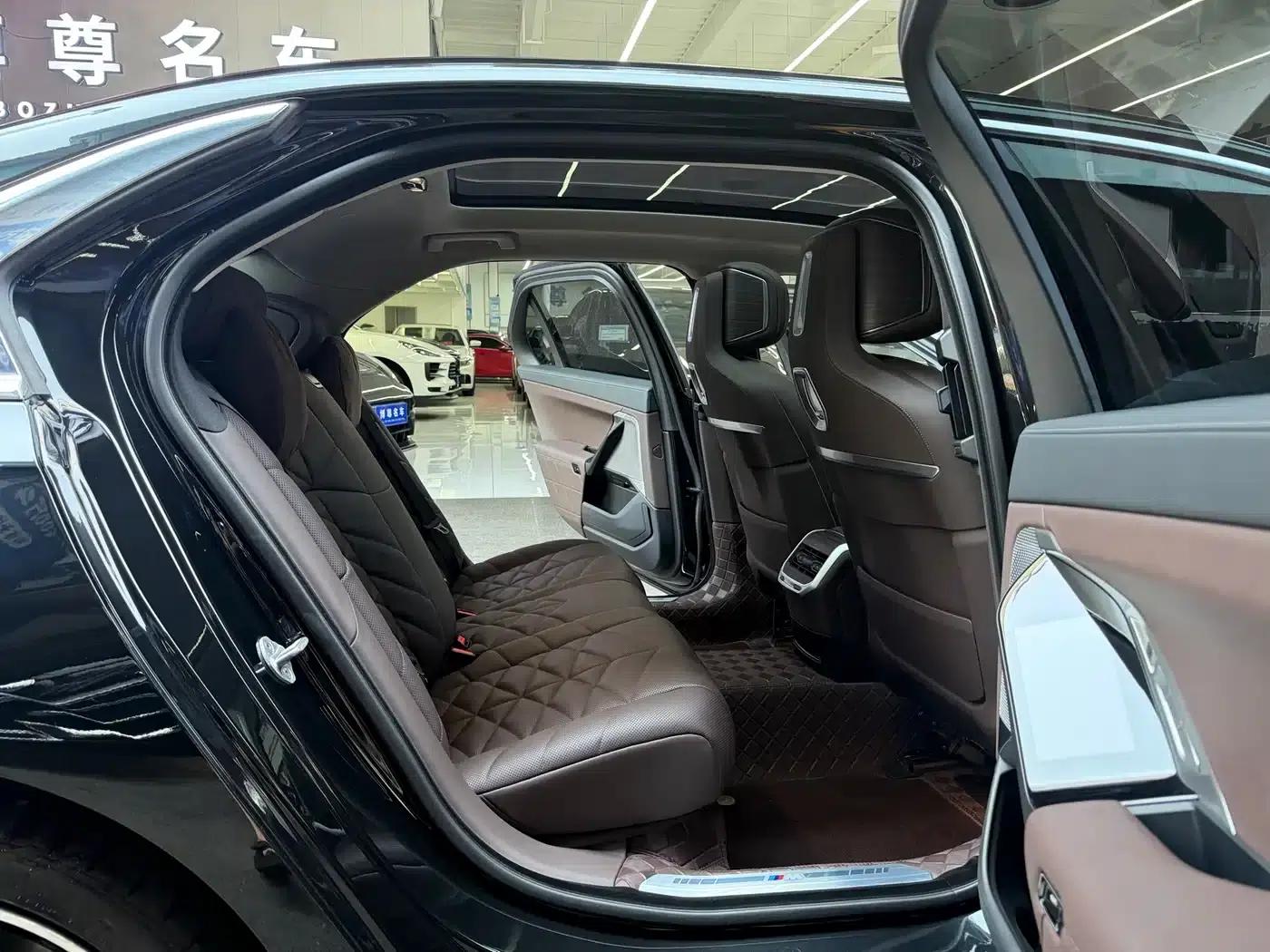 2023 BMW 7 Series 740Li Leading Edition M Sport Package — миниатюра 17
