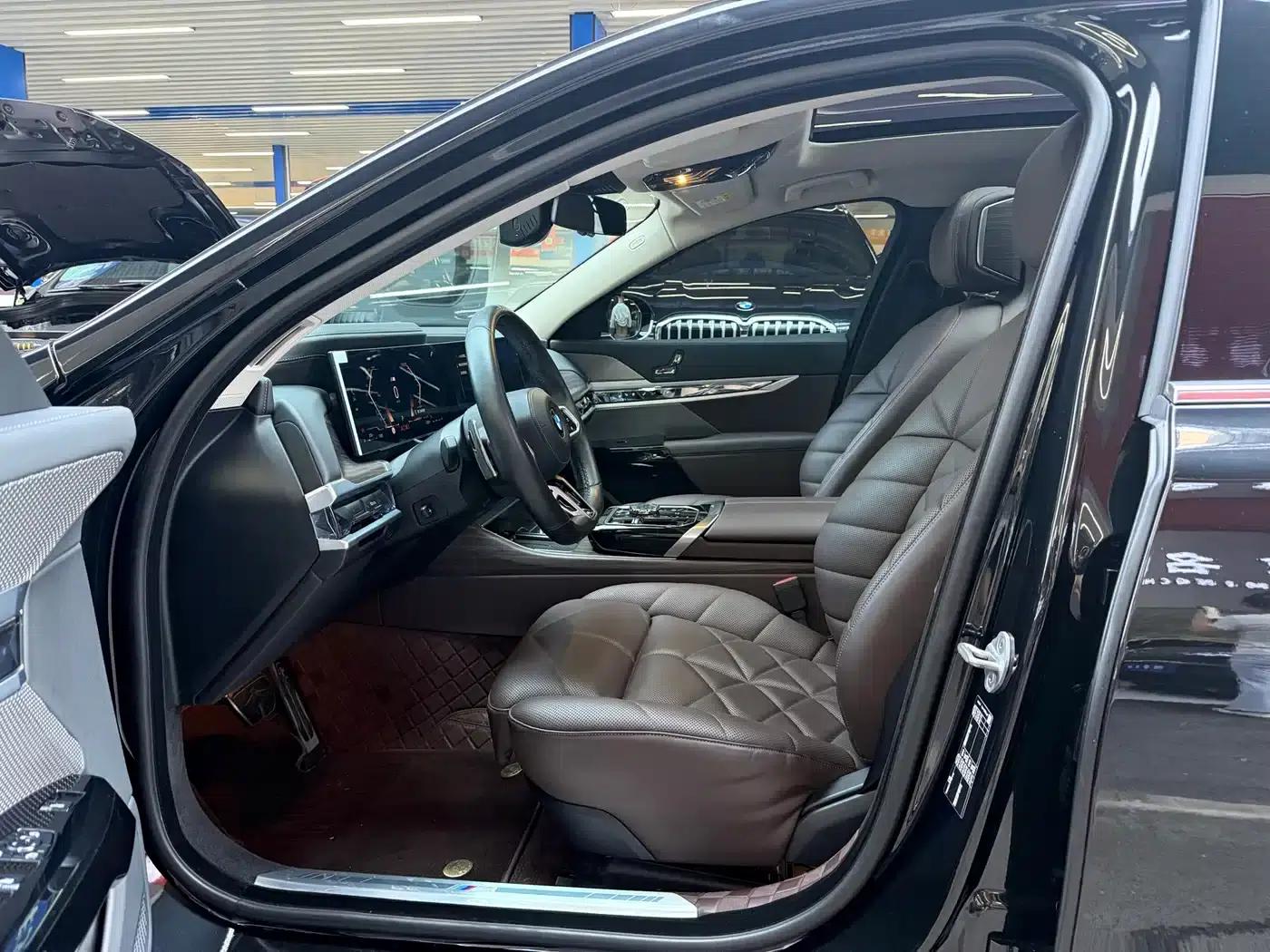 2023 BMW 7 Series 740Li Leading Edition M Sport Package — миниатюра 6