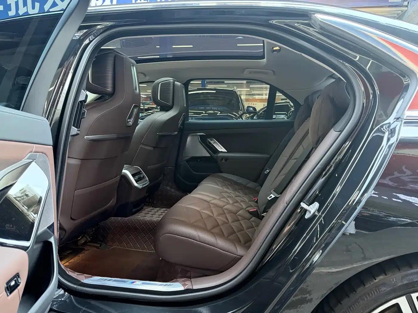 2023 BMW 7 Series 740Li Leading Edition M Sport Package — миниатюра 8