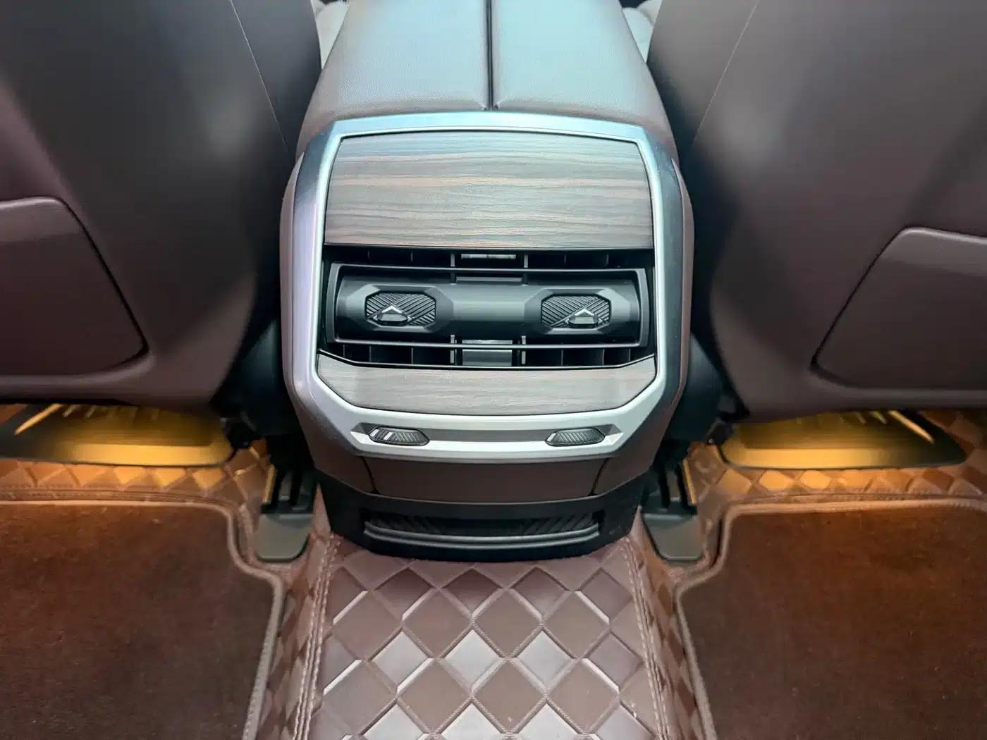 2023 BMW 7 Series 740Li Leading Edition M Sport Package — миниатюра 10