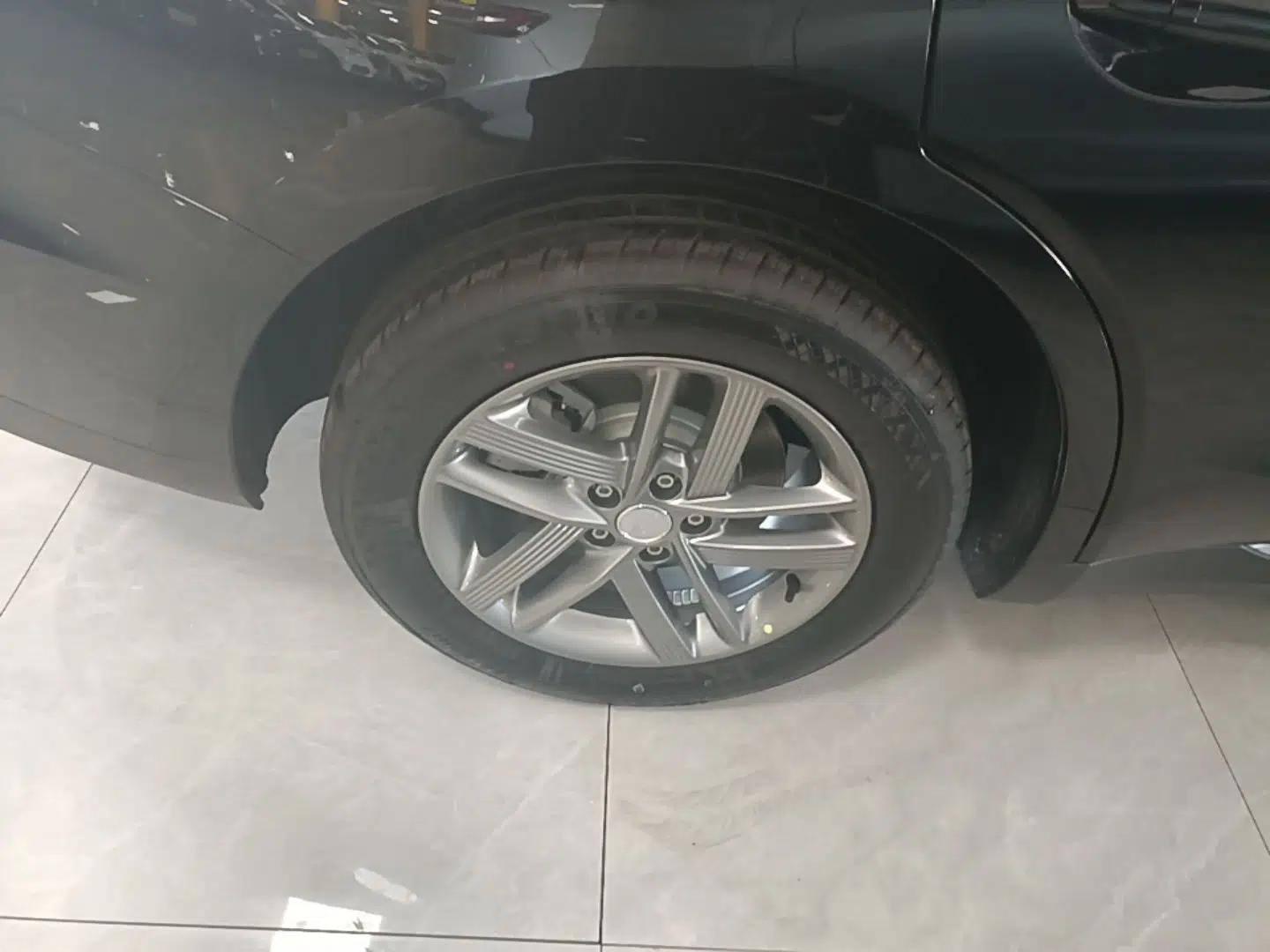Hongqi E-QM5 2025 500km Range Commuter Version — миниатюра 11