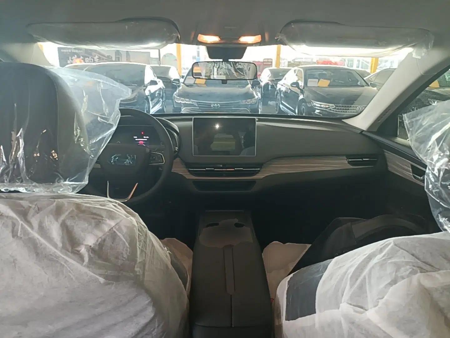 Hongqi E-QM5 2025 500km Range Commuter Version — миниатюра 17