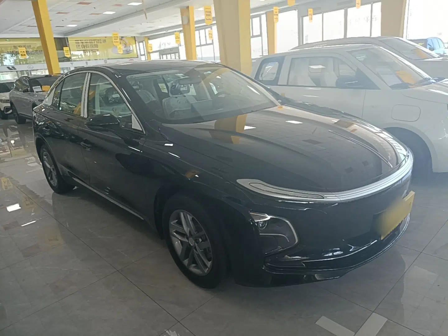 Hongqi E-QM5 2025 500km Range Commuter Version — миниатюра 3