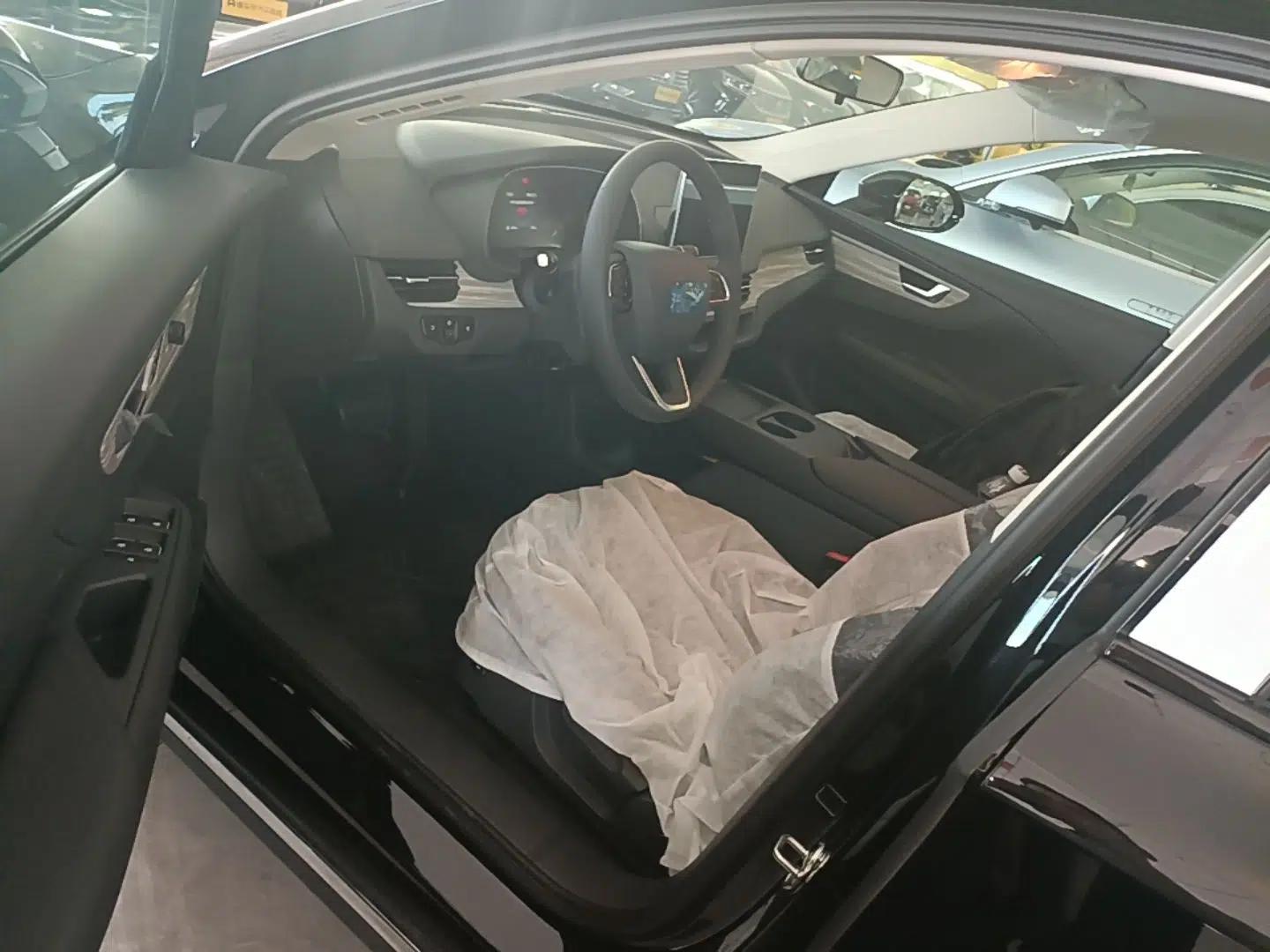 Hongqi E-QM5 2025 500km Range Commuter Version — миниатюра 23