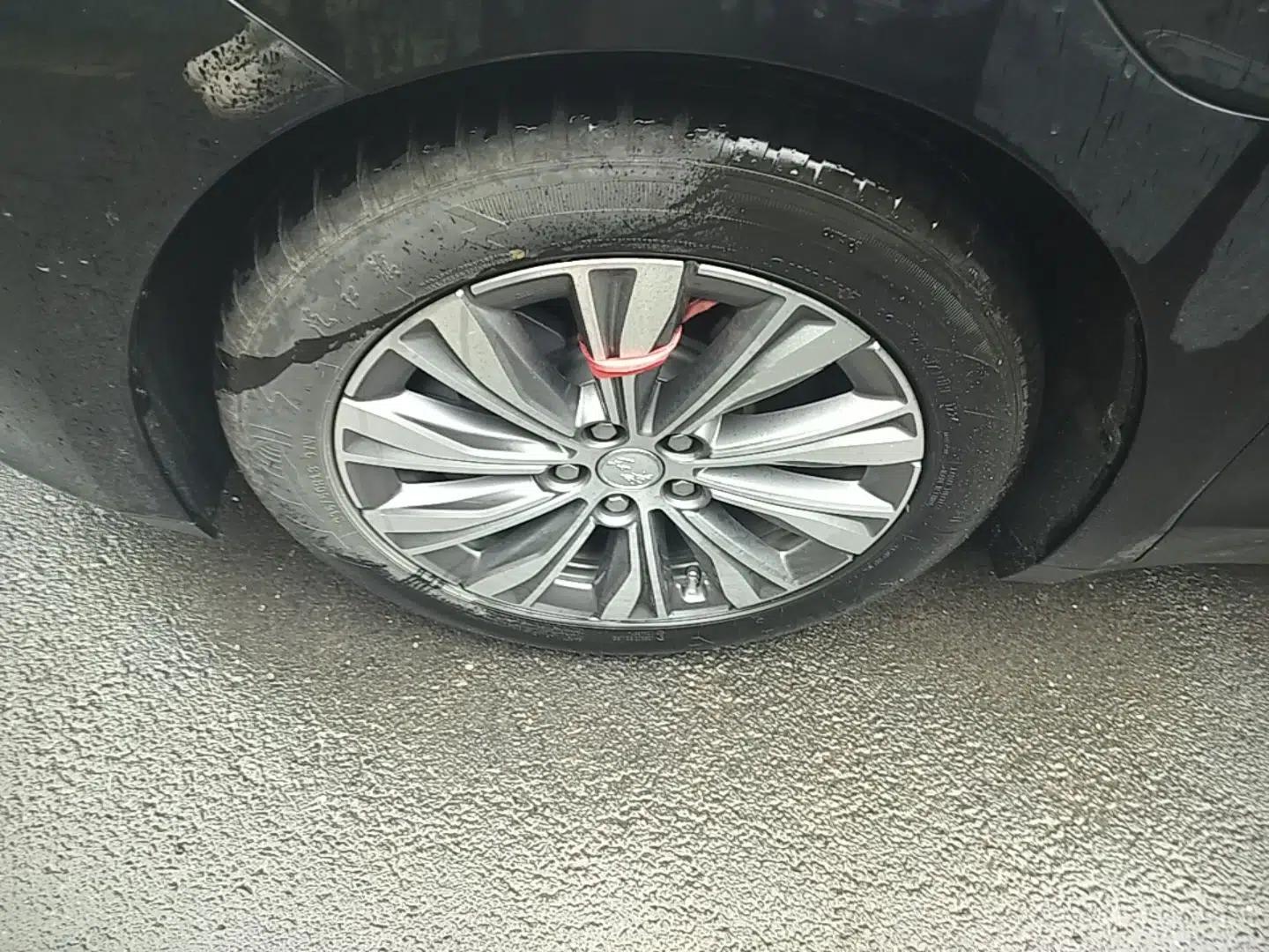 Hongqi E-QM5 2024 610 km PLUS — миниатюра 10