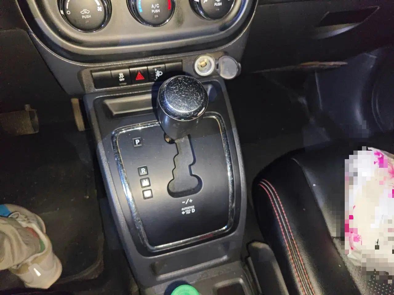 Jeep Compass 2013 2.0L two-wheel drive sport version — миниатюра 14