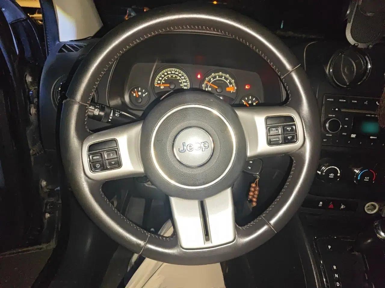 Jeep Compass 2013 2.0L two-wheel drive sport version — миниатюра 10