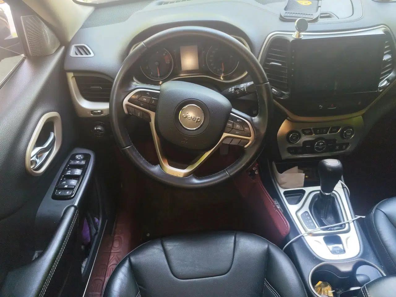Jeep Cherokee 2016 2.4L Leading Edition — миниатюра 10