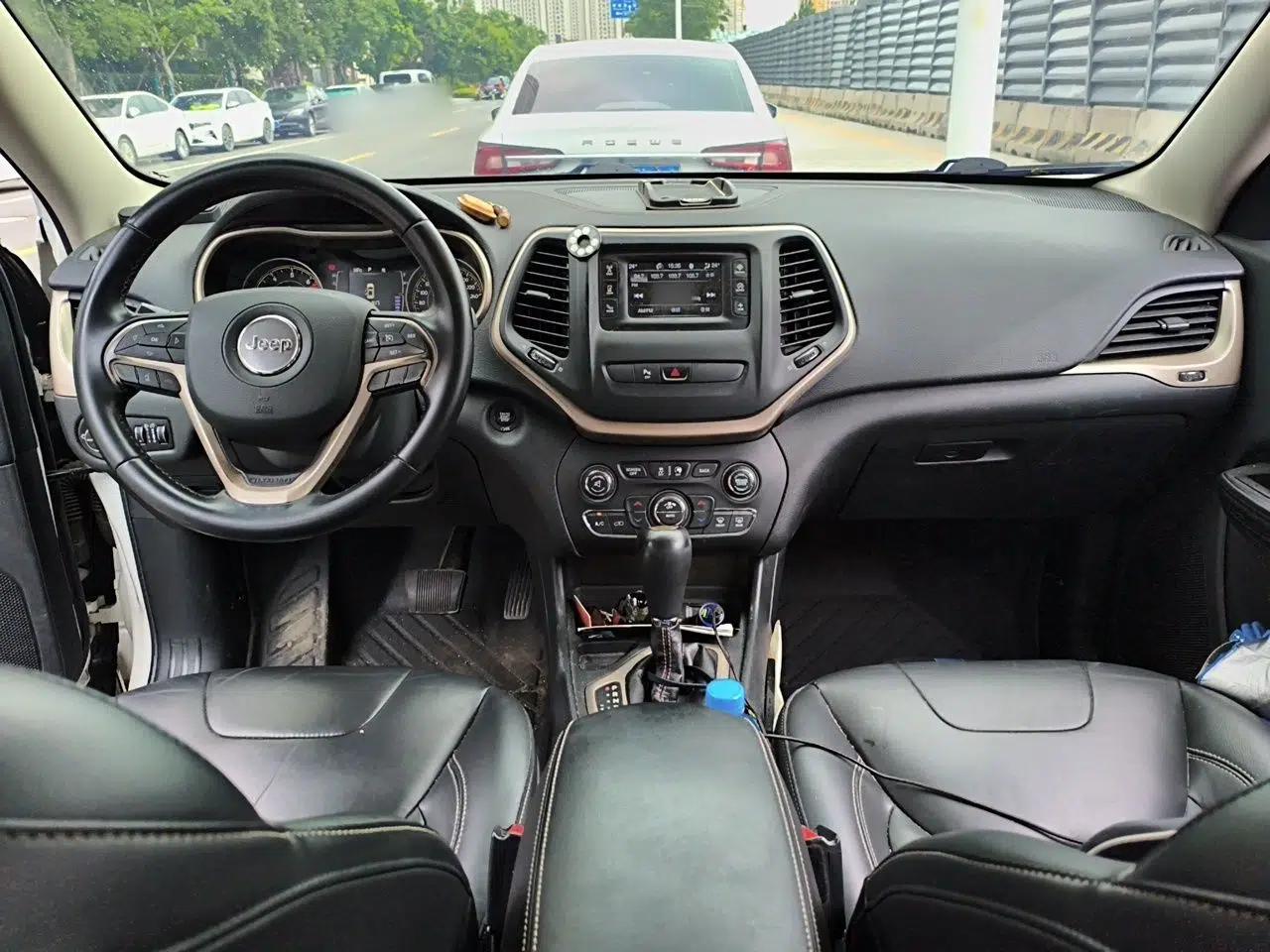 Jeep Cherokee 2016 2.4L Leading Edition — миниатюра 9