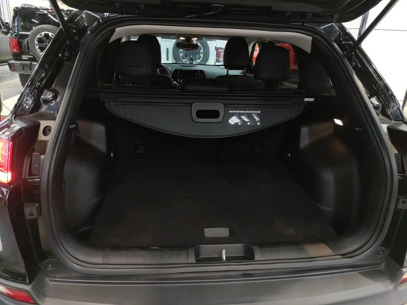 Jeep Cherokee 2019 2.0T Two-Wheel Drive Smart Enjoyment Version China VI — миниатюра 22