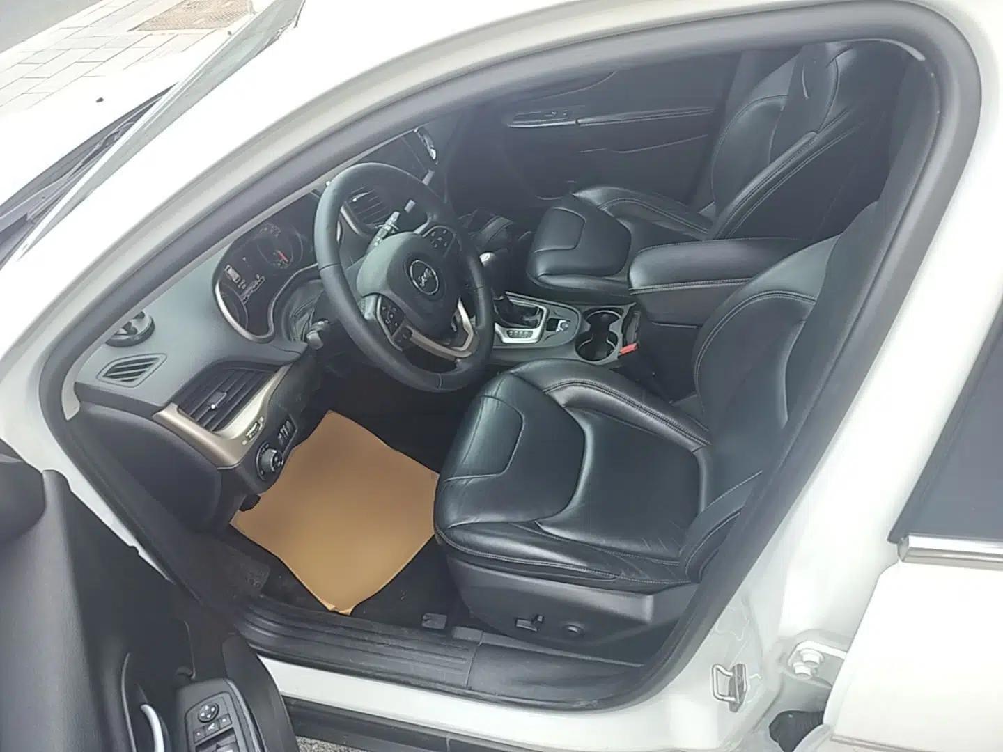 Jeep Cherokee 2016 2.4L Professional Smart Version — миниатюра 23