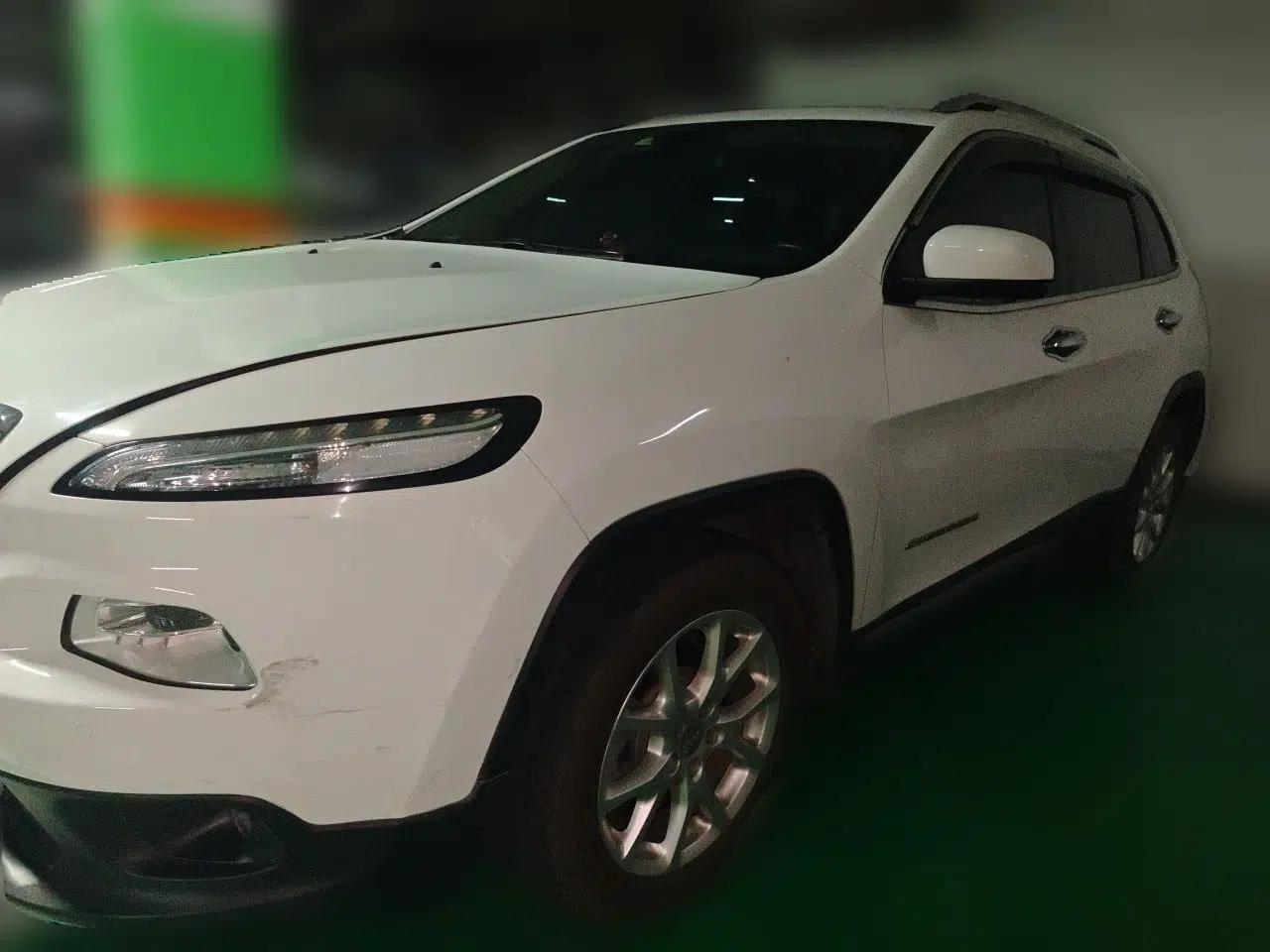 Jeep Cherokee 2016 2.0L Superior Edition — миниатюра 1