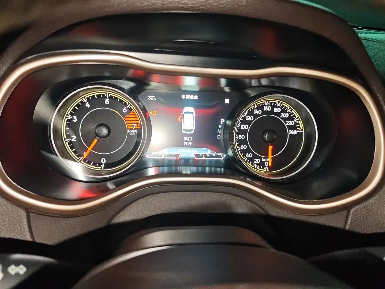 Jeep Cherokee 2016 2.0L Superior Edition — миниатюра 11