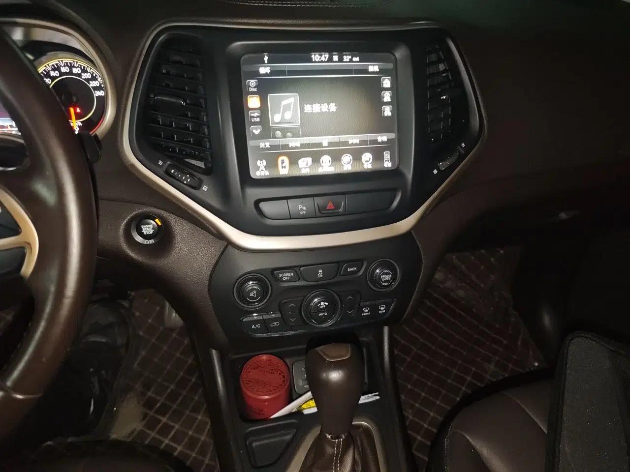 Jeep Cherokee 2016 2.0L Superior Edition — миниатюра 13