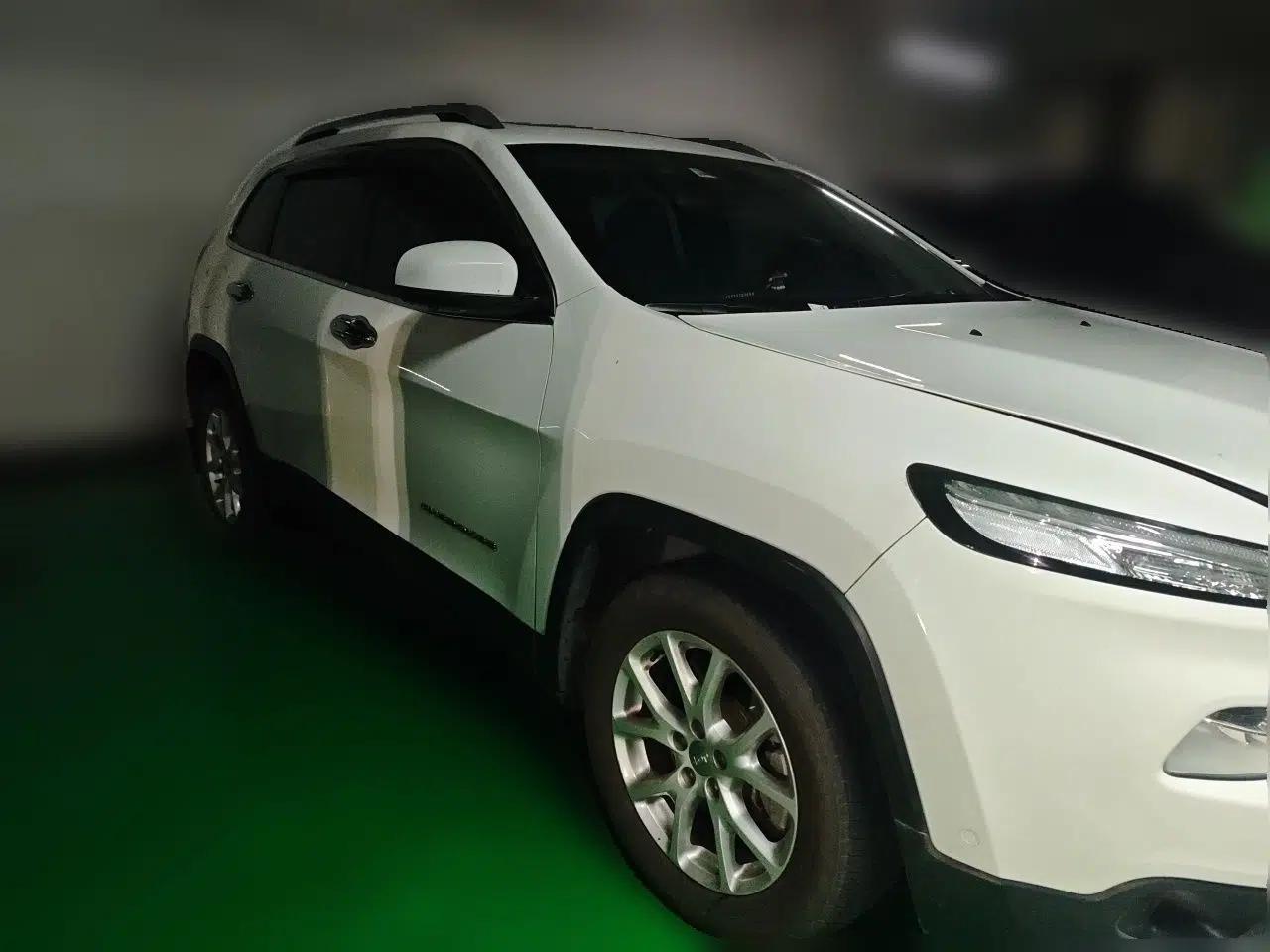 Jeep Cherokee 2016 2.0L Superior Edition — миниатюра 3