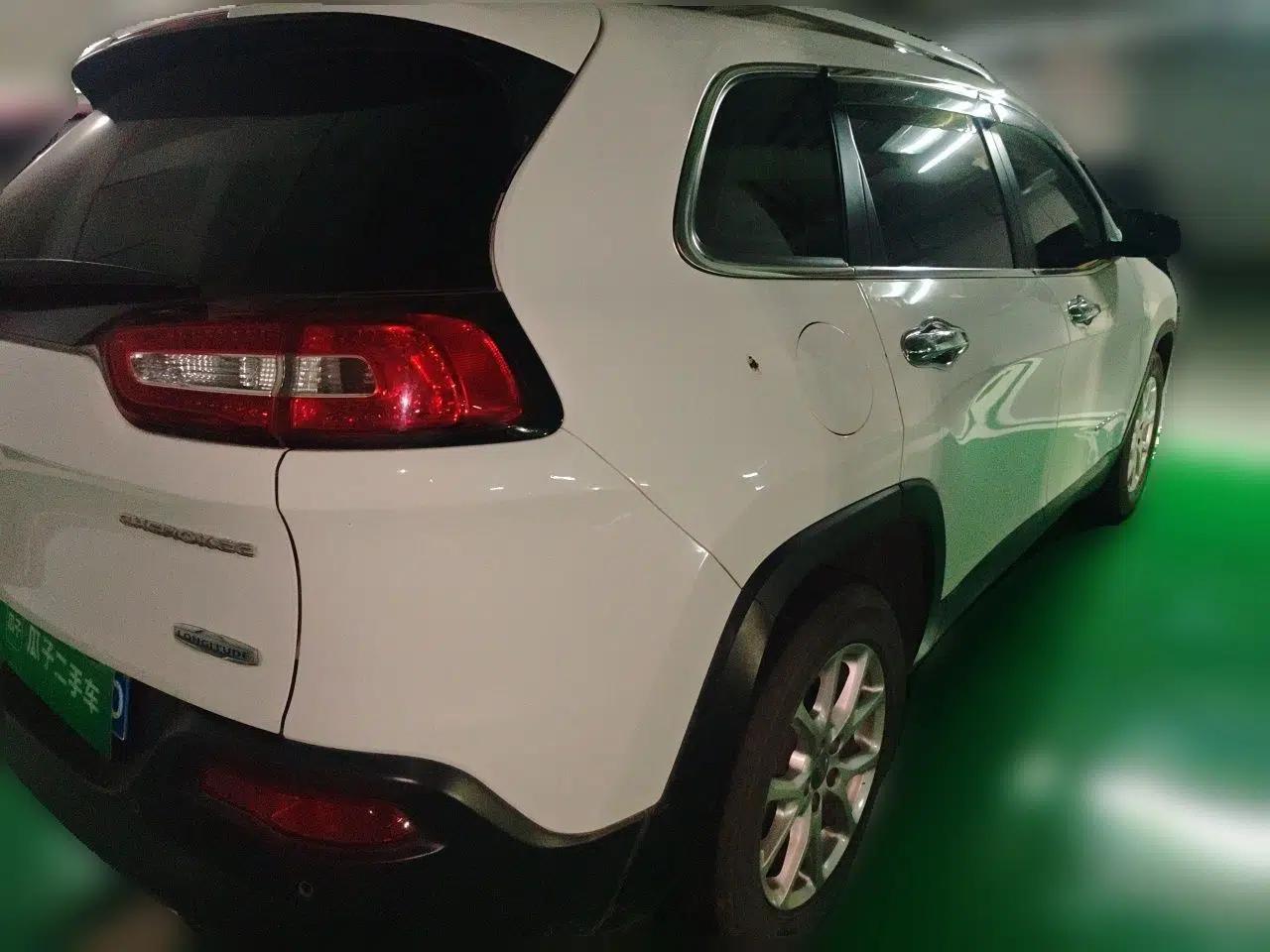 Jeep Cherokee 2016 2.0L Superior Edition — миниатюра 6