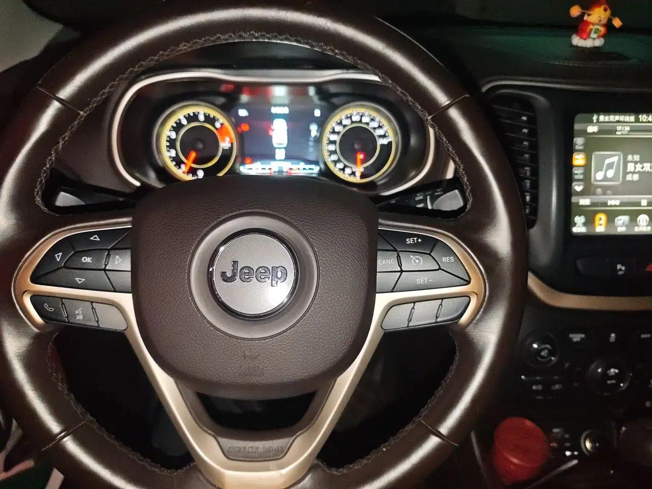 Jeep Cherokee 2016 2.0L Superior Edition — миниатюра 10