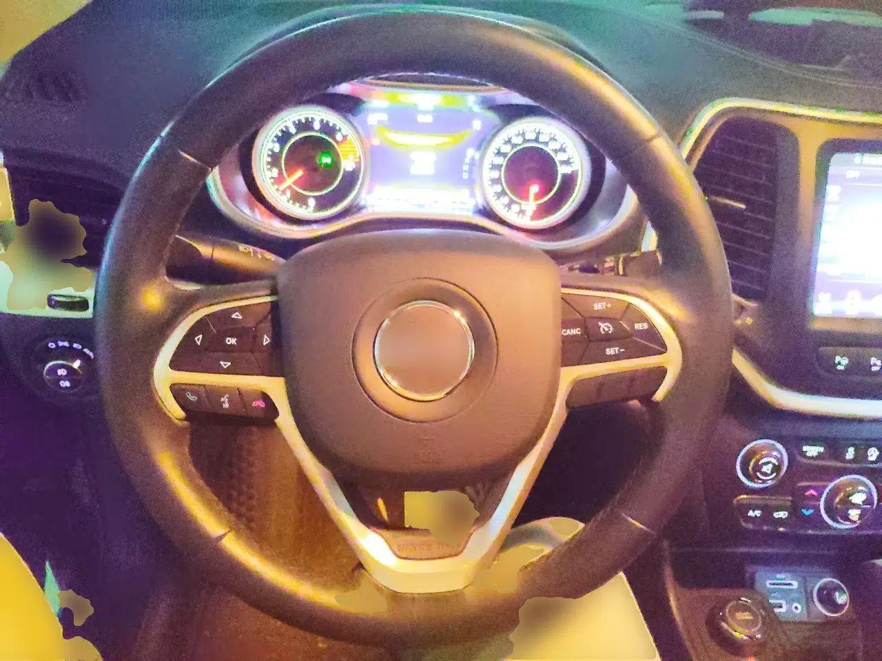 Jeep Cherokee 2016 2.4L Superior Edition — миниатюра 10