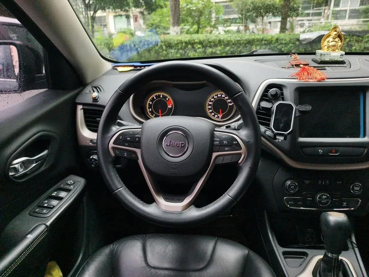 Jeep Cherokee 2017 2.0L Superior Edition — миниатюра 10