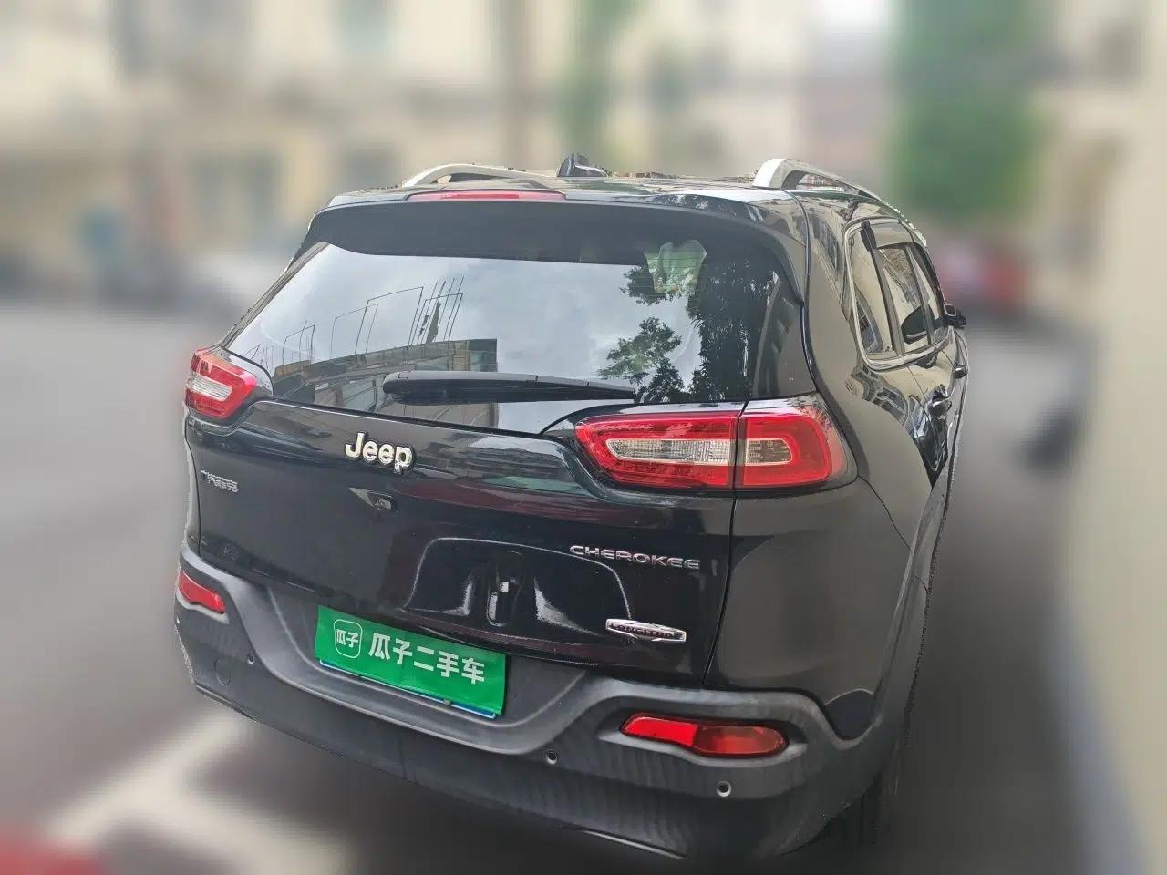 Jeep Cherokee 2016 2.0L Superior Edition — миниатюра 5