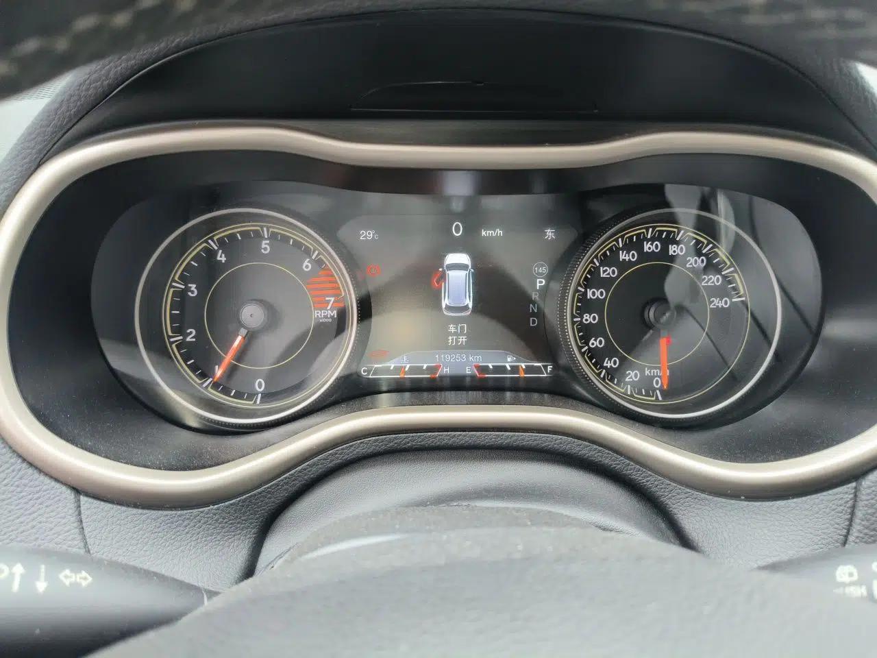 Jeep Cherokee 2017 2.0L Superior Edition — миниатюра 11