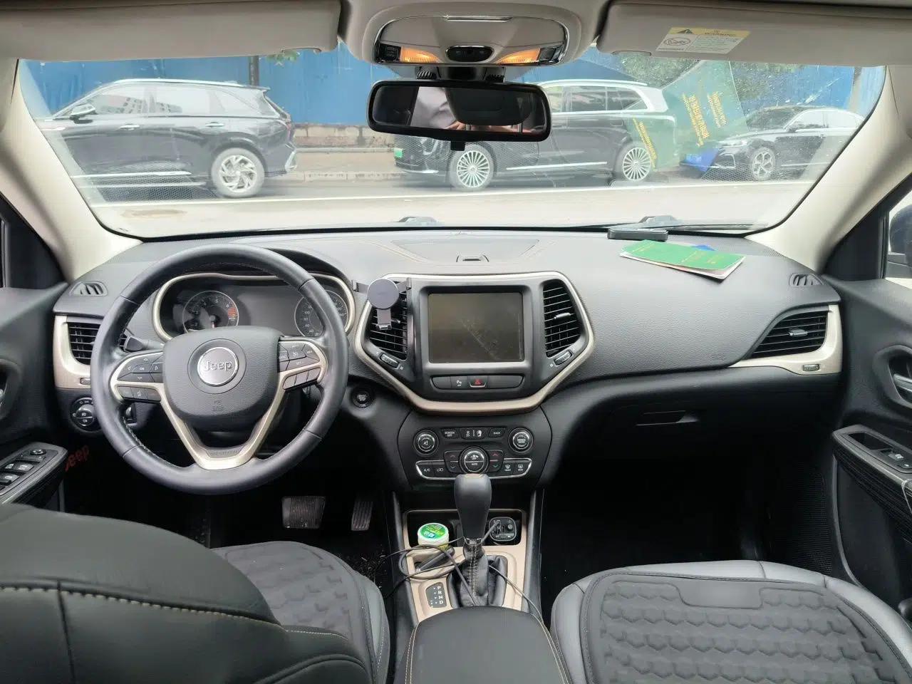 Jeep Cherokee 2017 2.0L Superior Edition — миниатюра 9
