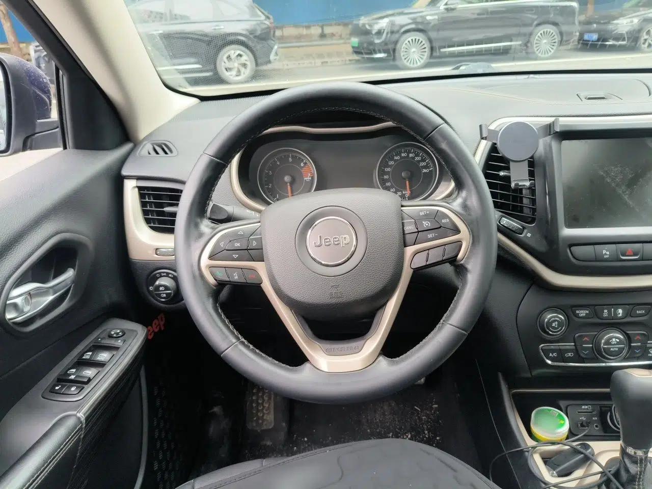 Jeep Cherokee 2017 2.0L Superior Edition — миниатюра 10