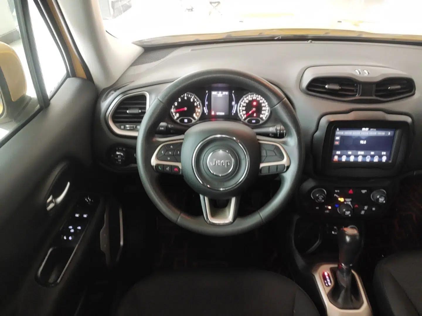 Jeep Renegade 2018 Connected Large Screen Version 180T Automatic High-Energy Edition — миниатюра 13