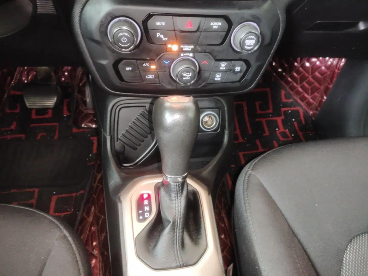 Jeep Renegade 2018 Connected Large Screen Version 180T Automatic High-Energy Edition — миниатюра 16