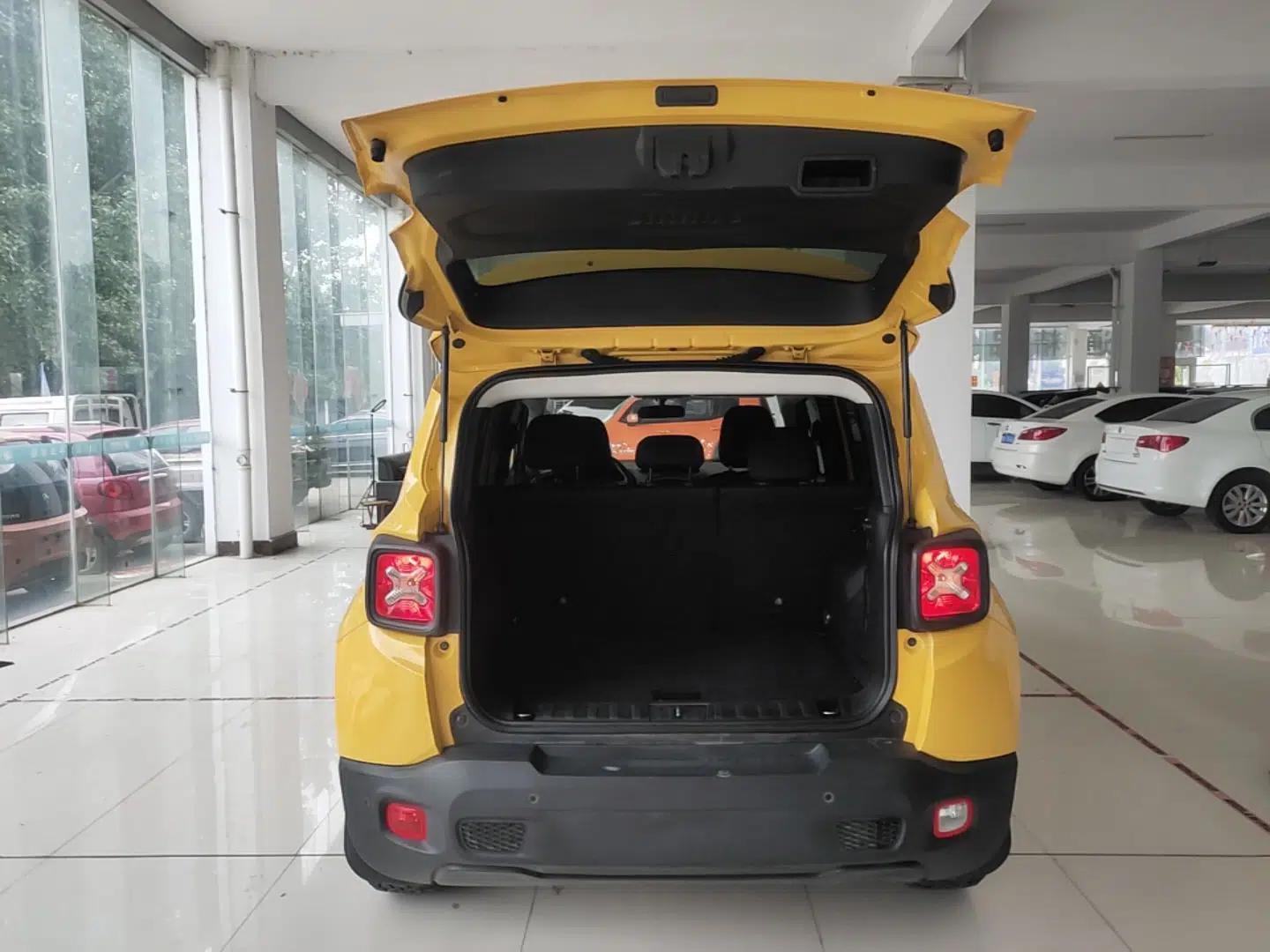 Jeep Renegade 2018 Connected Large Screen Version 180T Automatic High-Energy Edition — миниатюра 22