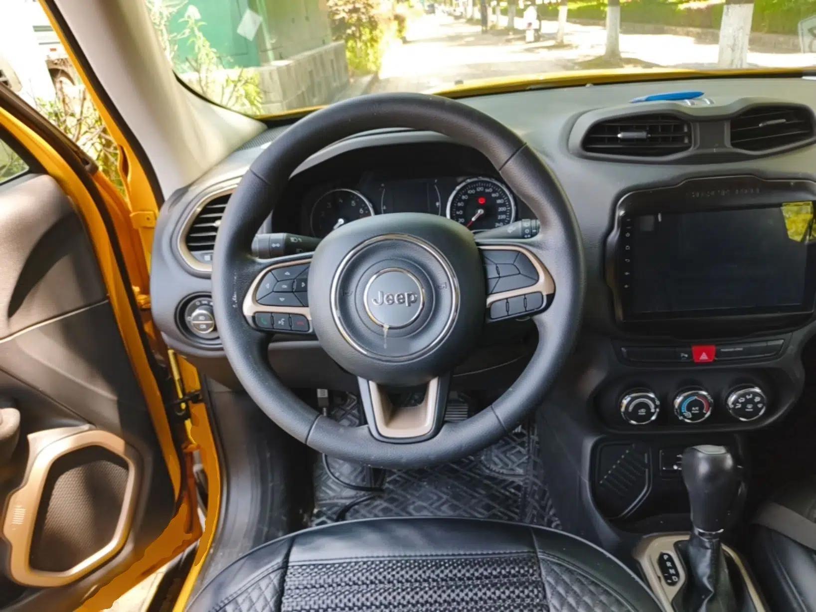 Jeep Renegade 2017 180T Automatic High-Energy Version — миниатюра 13