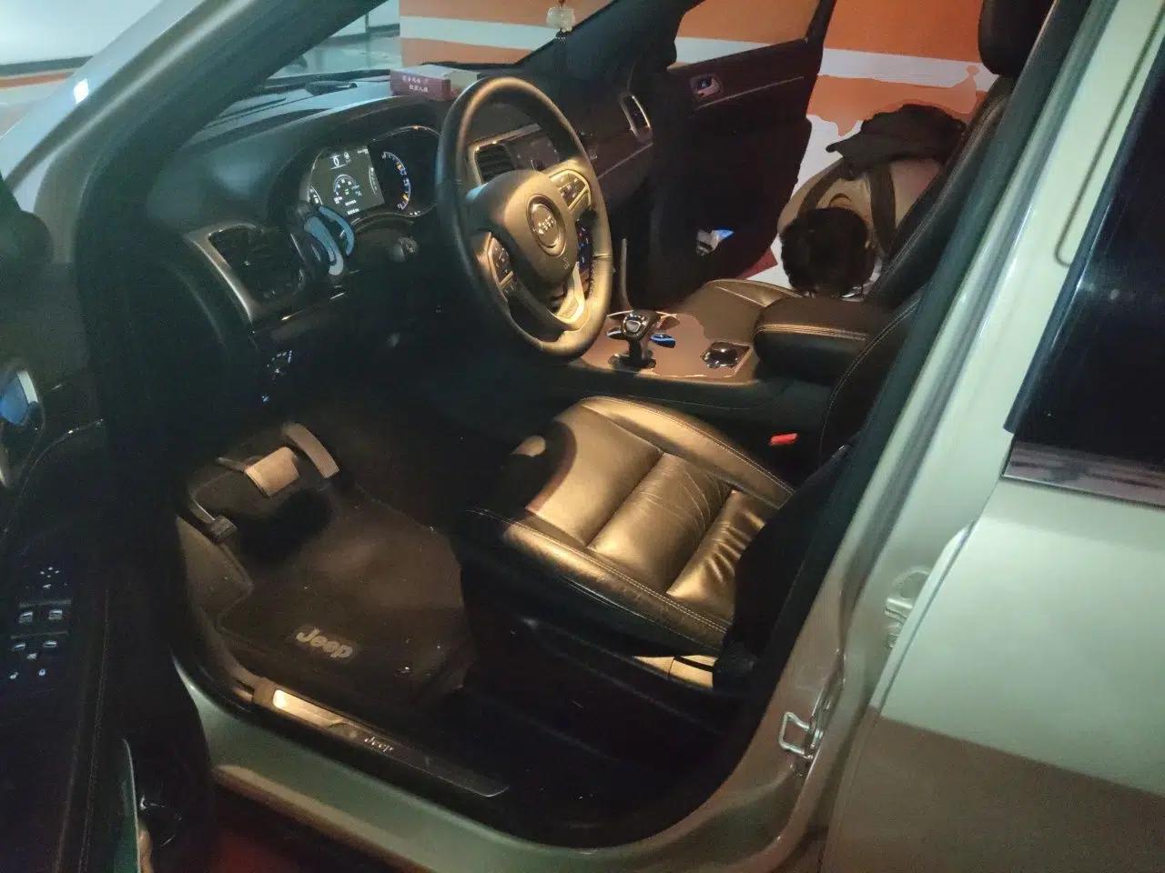 Jeep Grand Cherokee 2014 3.0L Comfort Navigation Edition — миниатюра 15