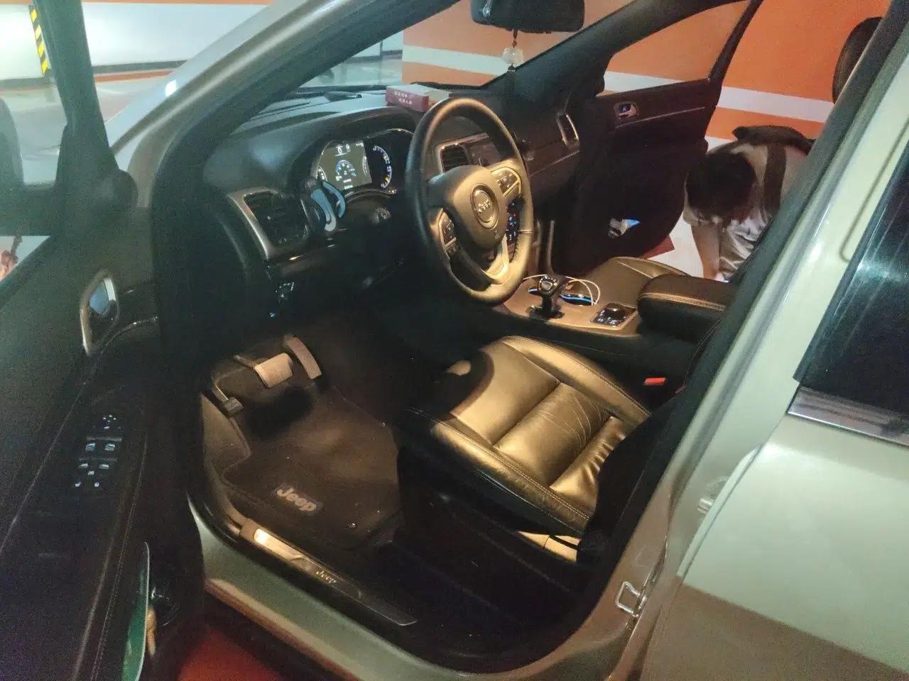 Jeep Grand Cherokee 2014 3.0L Comfort Navigation Edition — миниатюра 16
