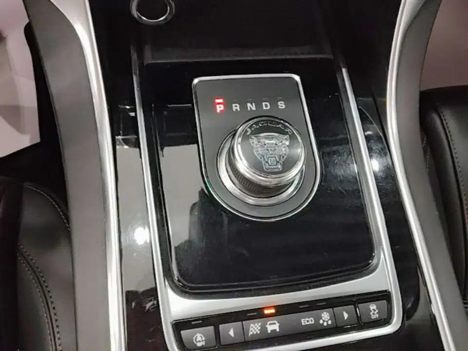 Jaguar XEL 2019 2.0T 200 PS Deluxe Edition — миниатюра 16